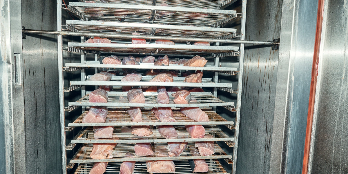 В камере холодного копчения предварительно подсушивают продукт. Затем подают дым с&nbsp;помощью автоматического дымогенератора. Окончательный этап — досушка продукта в&nbsp;автоматическом режиме