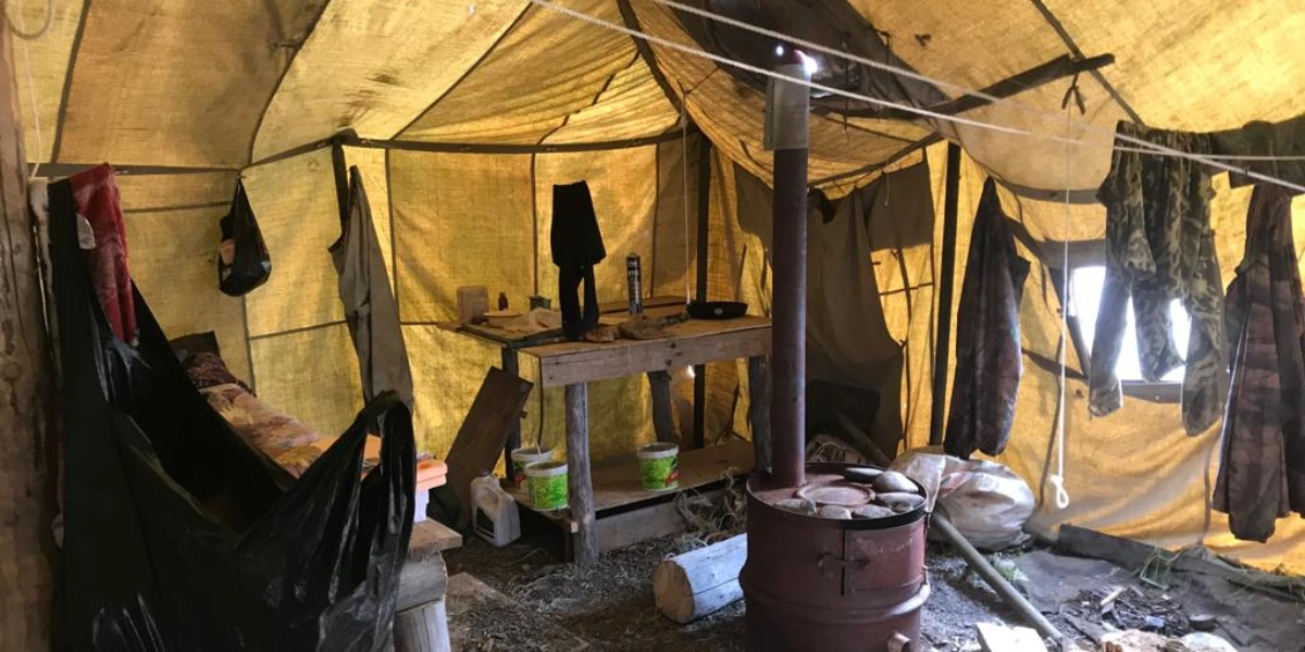 Так выглядит рыбацкий стан, который находится на&nbsp;берегу около&nbsp;ставного невода. Порой рыбаки живут здесь по&nbsp;несколько дней, ведь рыба не клюёт по&nbsp;расписанию