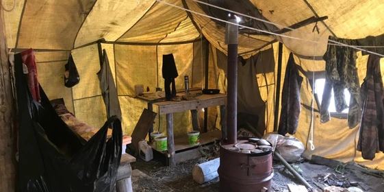 Так выглядит рыбацкий стан, который находится на&nbsp;берегу около&nbsp;ставного невода. Порой рыбаки живут здесь по&nbsp;несколько дней, ведь рыба не клюёт по&nbsp;расписанию