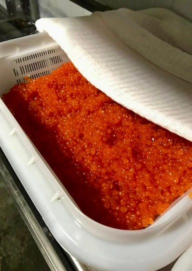 Лишняя жидкость стекает во&nbsp;время засолки икры. Ещё немного времени, и&nbsp;икра будет готова