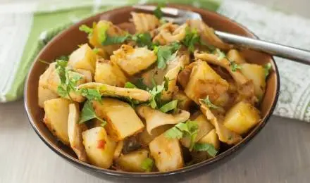 Кальмары, тушеные с&nbsp;картофелем