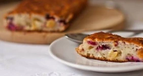 Творожный кекс с&nbsp;черной смородиной и&nbsp;изюмом