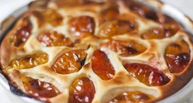 Творожник со сливами