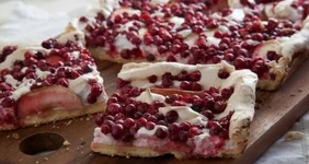 Пирог с&nbsp;клюквой (брусникой) и&nbsp;яблоками 