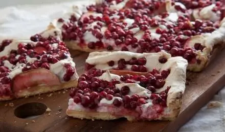 Рецепт «Пирог с&nbsp;клюквой (брусникой) и&nbsp;яблоками »