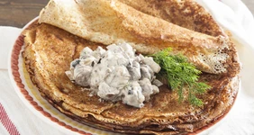 Гречневые блины с&nbsp;грибным соусом