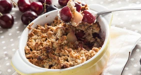 Крамбль с&nbsp;яблоками и&nbsp;черешней