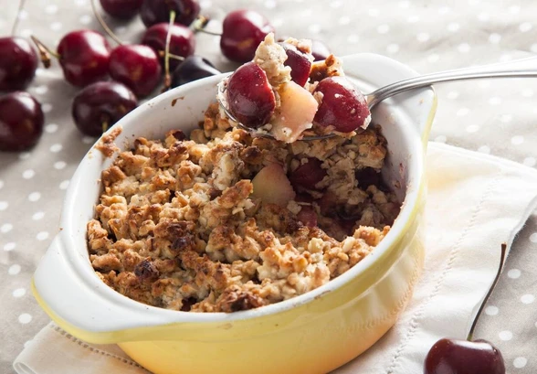 Рецепт «Крамбль с&nbsp;яблоками и&nbsp;черешней»