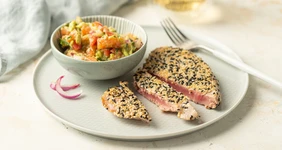 Тунец в&nbsp;кунжутной корочке с&nbsp;гуакамоле