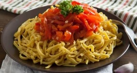 Лапша с&nbsp;куркумой и&nbsp;печеным перцем