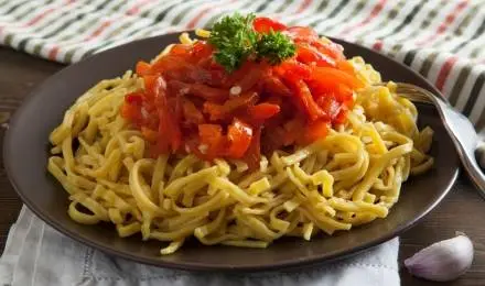 Рецепт «Лапша с&nbsp;куркумой и&nbsp;печеным перцем»