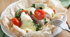 Конвертики с&nbsp;курицей, овощами и&nbsp;сыром