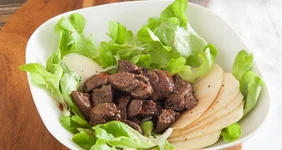 Салат с&nbsp;печенью и&nbsp;грушей