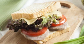 Сэндвич с&nbsp;куриной колбасой