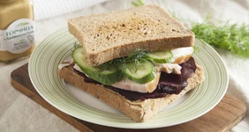 Сэндвич с&nbsp;шинкой и&nbsp;свеклой