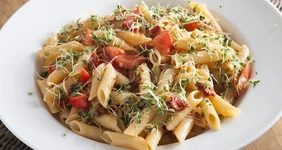 Паста с&nbsp;помидорами и&nbsp;проростками