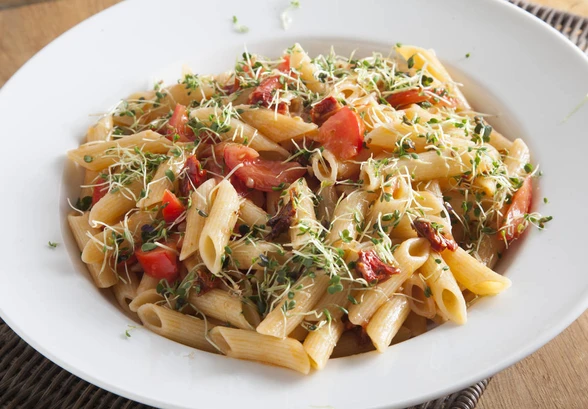 Рецепт «Паста с&nbsp;помидорами и&nbsp;проростками»