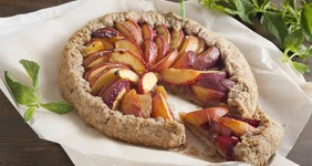 Деревенский пирог с&nbsp;персиками