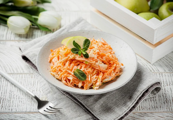 Рецепт «Салат из&nbsp;моркови и&nbsp;яблока»