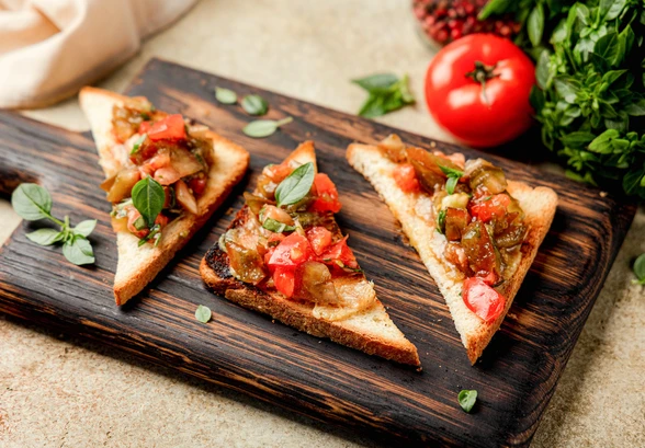 Рецепт «Тосты с&nbsp;чесночной намазкой и&nbsp;тартаром из&nbsp;томатов»