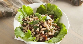 Салат с&nbsp;белой фасолью и&nbsp;вялеными помидорами