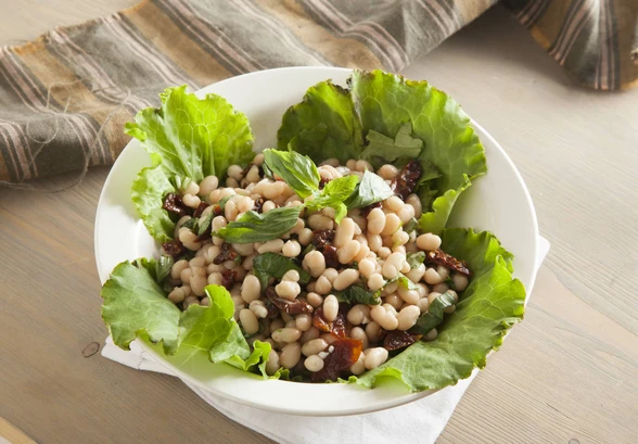 Рецепт «Салат с&nbsp;белой фасолью и&nbsp;вялеными помидорами»