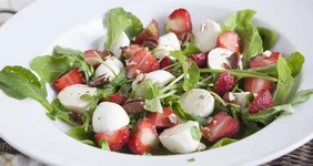 Салат с&nbsp;клубникой и&nbsp;моцареллой