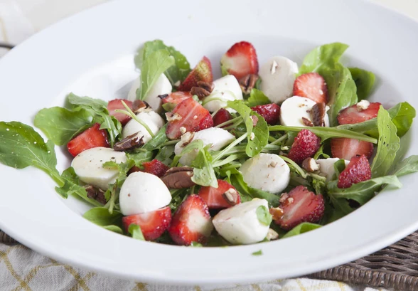 Рецепт «Салат с&nbsp;клубникой и&nbsp;моцареллой»