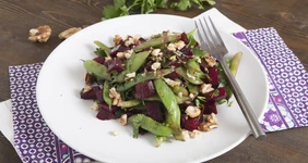 Салат с&nbsp;зеленой фасолью и&nbsp;свеклой