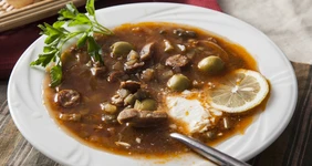 Солянка с&nbsp;ветчиной и&nbsp;охотничьими колбасками 