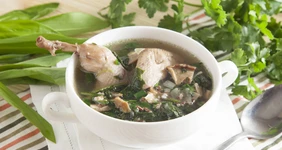 Суп из&nbsp;перепелов с&nbsp;грибами и&nbsp;шпинатом