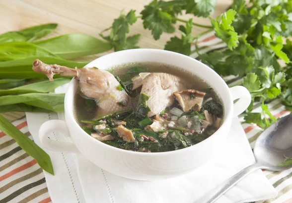 Рецепт «Суп из&nbsp;перепелов с&nbsp;грибами и&nbsp;шпинатом»