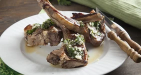 Баранья корейка с&nbsp;базиликом, лимоном и&nbsp;чесноком 