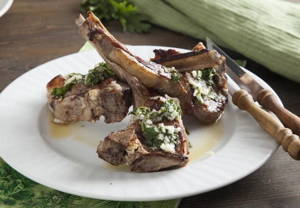 Рецепт «Баранья корейка с&nbsp;базиликом, лимоном и&nbsp;чесноком »