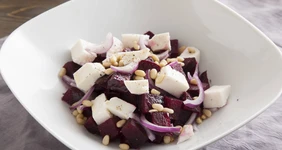 Салат со свеклой и&nbsp;козьим сыром 