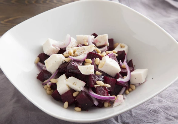 Рецепт «Салат со свеклой и&nbsp;козьим сыром »