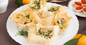 Салат с&nbsp;креветками и&nbsp;авокадо в&nbsp;тарталетках