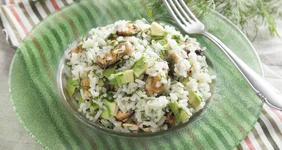 Салат с&nbsp;мидиями и&nbsp;рисом 