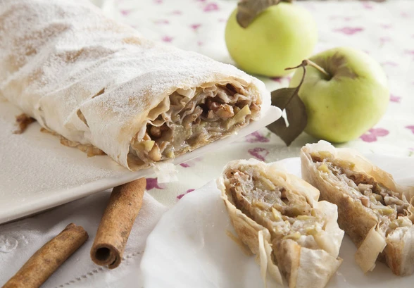 Рецепт «Штрудель с&nbsp;яблоками и&nbsp;корицей»