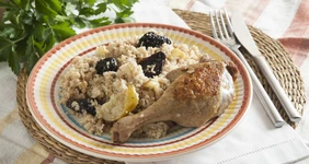 Утиные окорочка с&nbsp;полбой, яблоками и&nbsp;черносливом