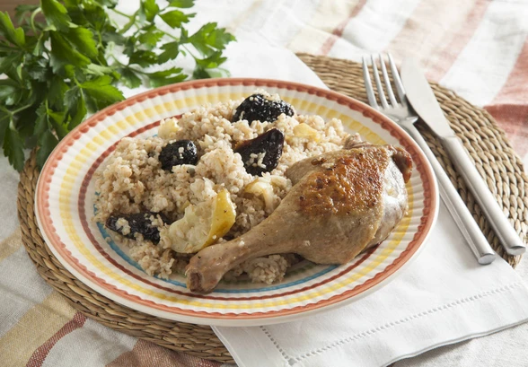 Рецепт «Утиные окорочка с&nbsp;полбой, яблоками и&nbsp;черносливом»