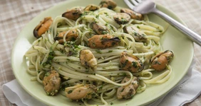 Спагетти с&nbsp;мидиями и&nbsp;песто из&nbsp;петрушки