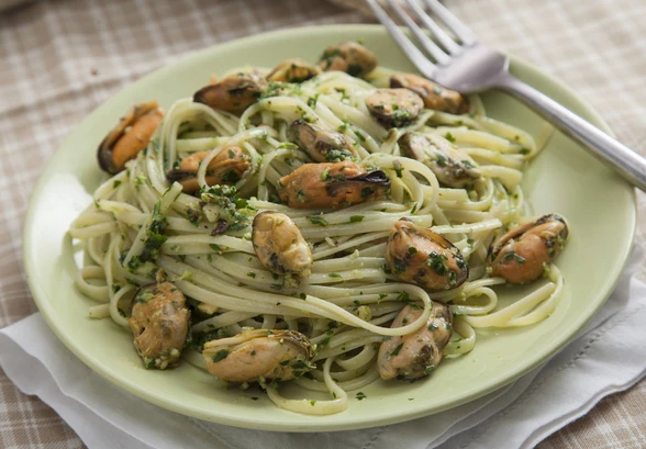 Рецепт «Спагетти с&nbsp;мидиями и&nbsp;песто из&nbsp;петрушки»