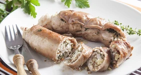 Рулетики из&nbsp;кролика с&nbsp;миндалем