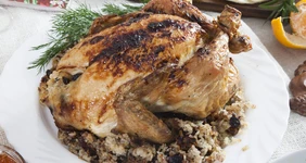 Курица, фаршированная рисом и&nbsp;сухофруктами