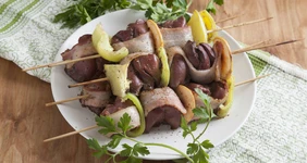 Шашлычки из&nbsp;печени кролика с&nbsp;беконом