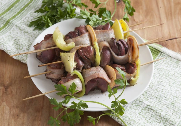 Рецепт «Шашлычки из&nbsp;печени кролика с&nbsp;беконом»