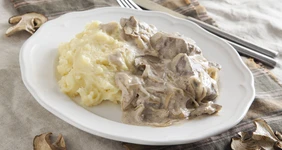 Бефстроганов с&nbsp;белыми грибами