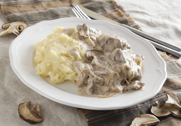 Рецепт «Бефстроганов с&nbsp;белыми грибами»