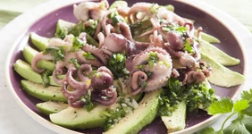 Салат с&nbsp;осьминогами и&nbsp;авокадо